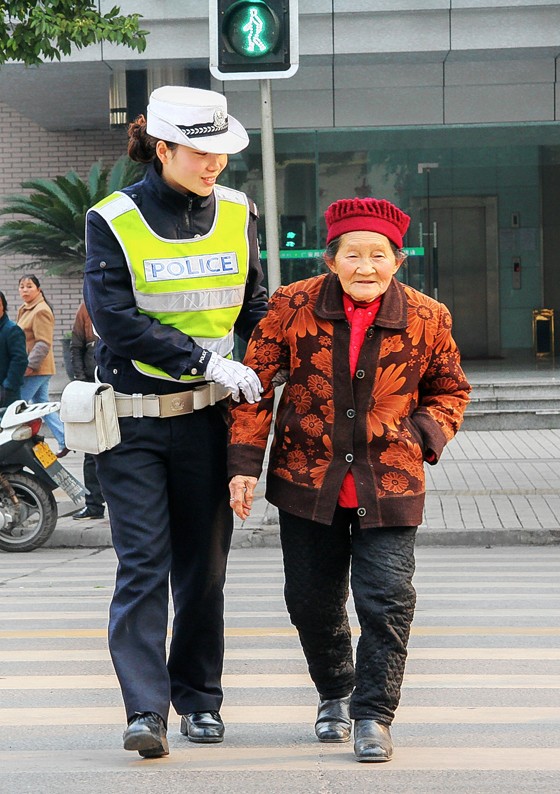 民警搀扶老人过马路