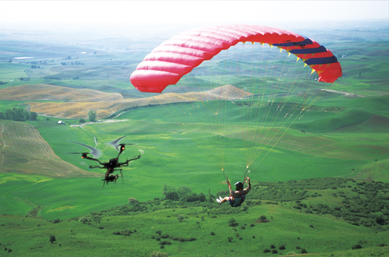 滑翔伞和无人机体验已成为九龙运动旅游的名片 潘兴扬摄影.jpg