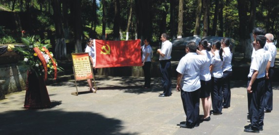 支部全体党员在红四方面军英勇烈士纪念碑前重温入党誓词.jpg