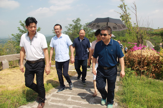 刘宇（右一）一行在大云山农业主图公园参观考察.JPG