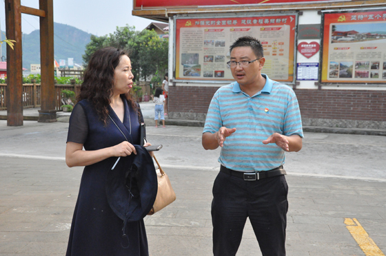 龙门镇镇长王伟（右）向记者介绍情况.JPG