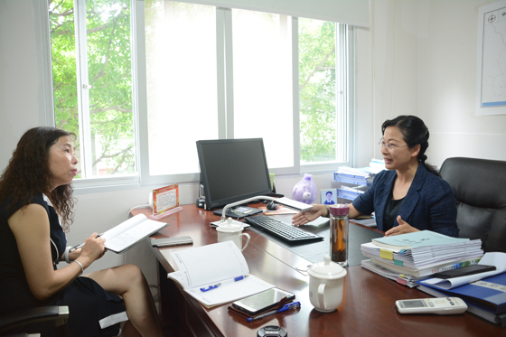 中江县委副书记、县长王霞（右）在办公室接受本刊记者专访.JPG