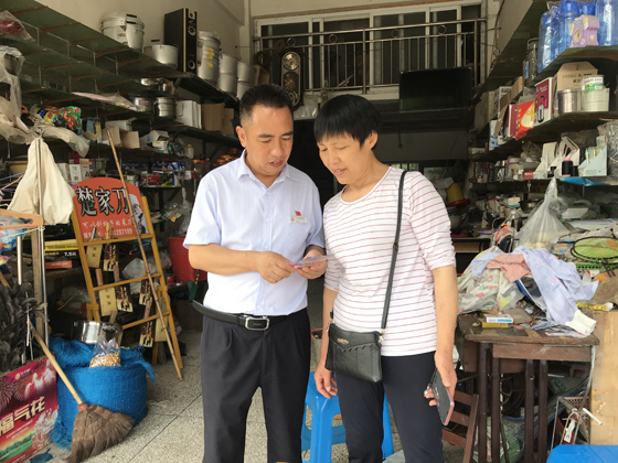赵安禄(左)利用下班时间向群众和客户宣传金融知识.jpg