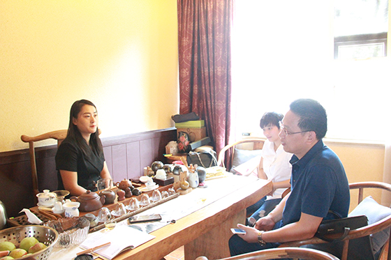 野植珍公司负责人牟小利（左）讲述企业发展历程  周淼葭摄.JPG