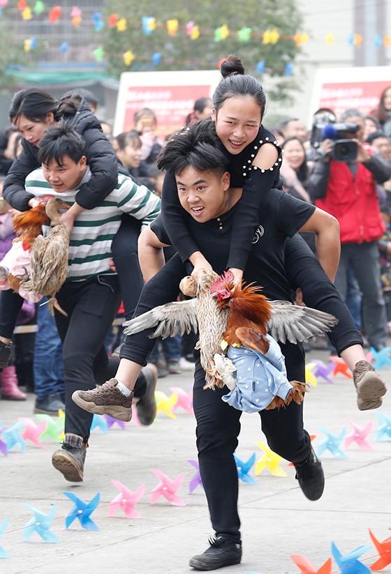 村民在土鸡文化节上参加背媳妇比赛[6].JPG