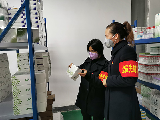 图为遂宁农商银行工作人员主动上门对接四川诺安医疗器械有限责任公司金融需求 (1).jpg