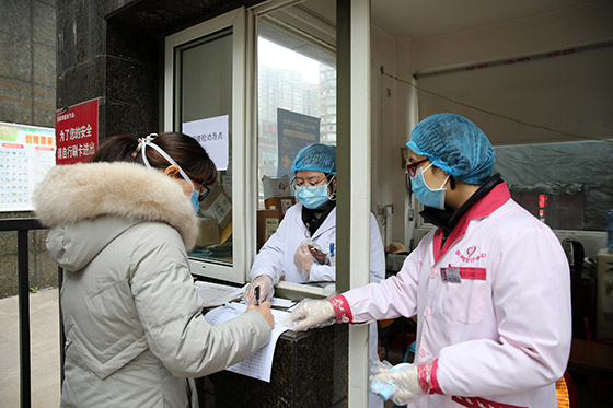 2月5日，在四川省内江市东兴区西林街道一居家医学观察点，党员志愿者正在整理登记小区住户的体温检测情况  兰自涛摄.jpg
