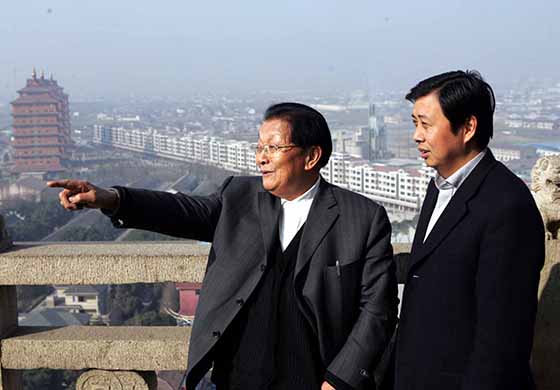 华西村两代书记吴仁宝（左）、吴协恩（右）.jpg