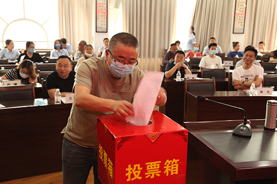 社员代表以记名投票方式对大会议题进行表决.JPG