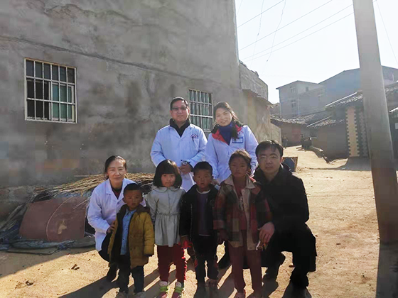 4为彝族老乡提供诊疗服务同时为贫困留守儿童捐赠衣物用品.png