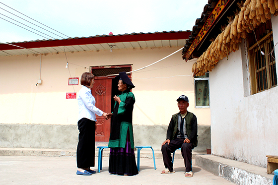 5月，西昌金信村镇银行董事长梁文英（左一）第三次到访已脱贫的吉尔木呷家中.JPG