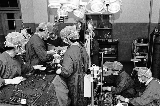 1979年12月，医院开展第一例人体心脏直视手术获得成功.jpg