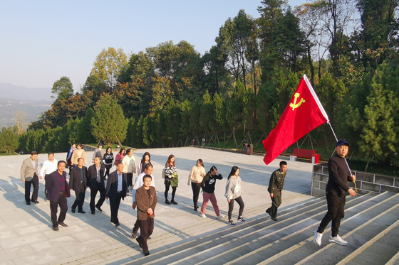 在党旗引领下，全体员工在千秋大道上拾阶而上.jpg