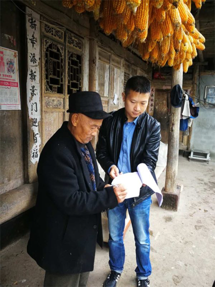 上里镇建新村第一书记刘欣（右一）.png