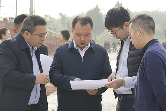 仁寿县委副书记、县长明宇（左二），县委常委、宣传部部长毛自林（左一）在项目建设现场调研指导.jpg