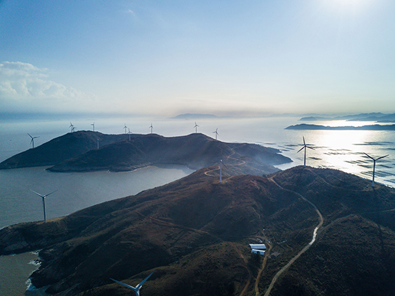 革命老区浙江省苍南县正倾力打造“全国清洁能源示范地”。图为霞关风电场  徐昱 摄.jpg