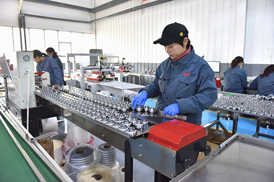 （3）河北省临西县运河双创科技产业园里一家轴承企业的工人在生产车间工作  朱旭东 摄.jpg