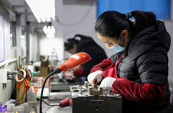 （1）1月12日，四川省广安华蓥市恒格光电科技有限公司的员工对光电产品进行初加工  邱海鹰 摄.JPG