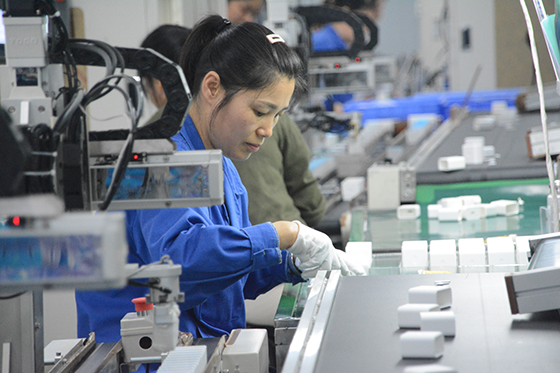(5)天宝锦湖电子公司操作台前，一名女工正在装配电子产品  车文斌 摄.JPG