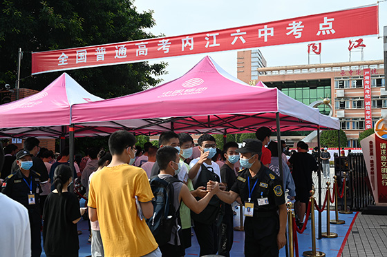 5)2022年6月7日，在全国普通高校招生考试四川省内江市第六中学考点外，考生正在进入考场.jpg