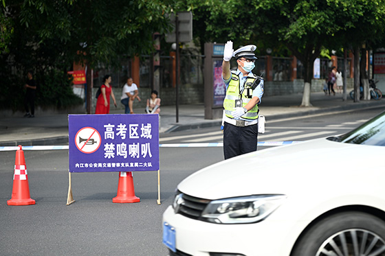 6)2022年6月7日，在全国普通高校招生考试四川省内江市第六中学考点外，交警正在维护交通秩序.jpg