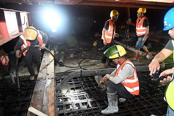 2)6月24日晚，中铁十七局的工人正抓紧进行最后一块钢梁的混凝土浇筑.jpg