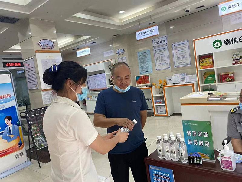 2网点设立清凉驿站.JPG