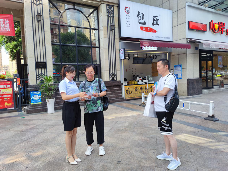 2走上街头向群众讲解防范电信诈骗金融知识.png