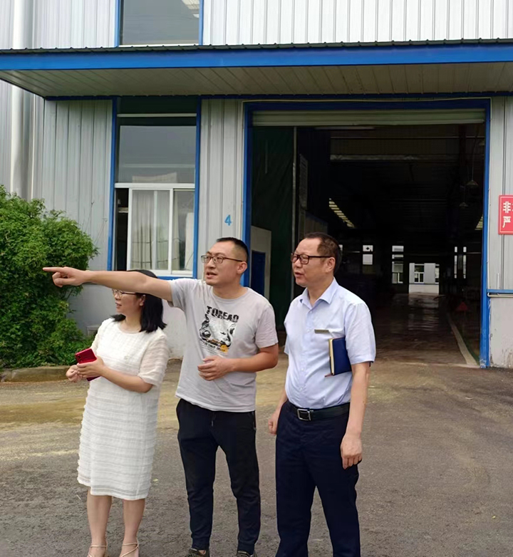 1合江农商银行员工到园区企业精准对接服务.jpg
