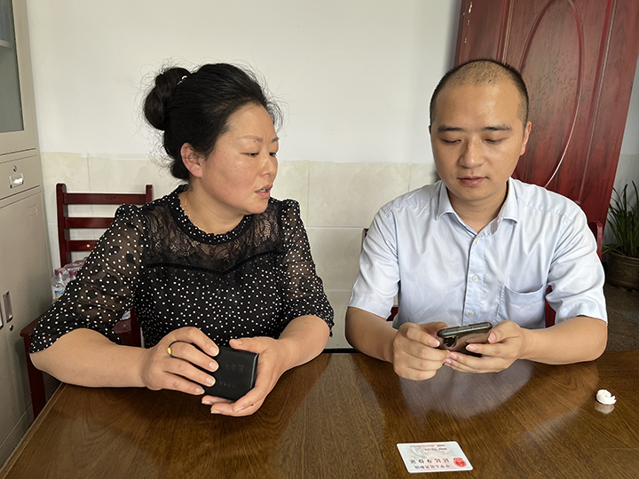 2客户经理现场为新型农业经营主体负责人线上采集经济信息.jpg