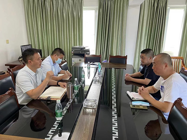 1富新镇党委书记与富新支行行长走访企业座谈.jpg
