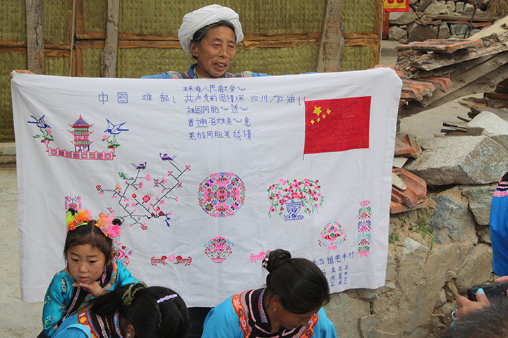羌族妇女制作绣品表达对全国人民的感恩之情.jpg