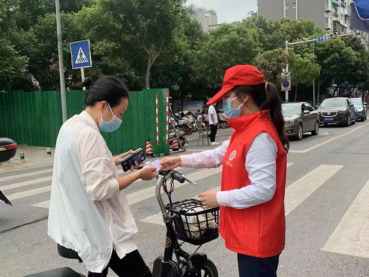 3高县农商银行党员志愿者街口值守.jpg