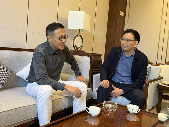 贾晋（左）与广安市发改委主任包永红（右）交谈.jpg