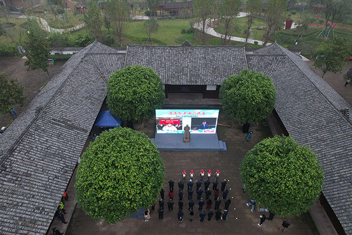 1)“浩浩长江 风范流芳——范长江手迹作品展”在四川省内江市东兴区范长江故居开幕.jpg