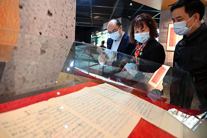 4)观众在四川省内江市东兴区范长江故居观赏范长江手稿真迹.jpg