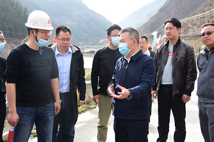 2松潘县委书记王世伟（中）调研生态保护与文旅产业发展.JPG