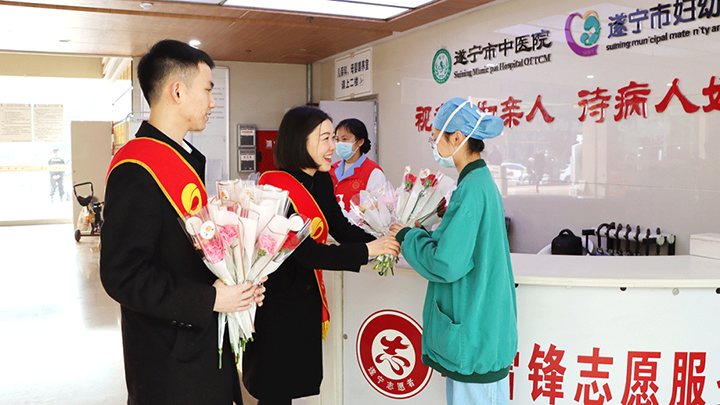 5总行营业部工作人员为市中医院白衣天使送去鲜花和祝福.png