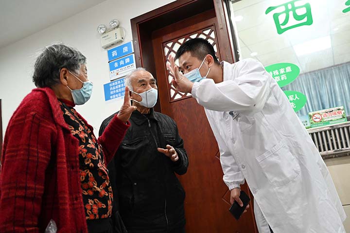 4)3月22日，内江市东兴区东兴社区卫生服务中心中医康复门诊，医护人员正在与患者沟通交流.jpg