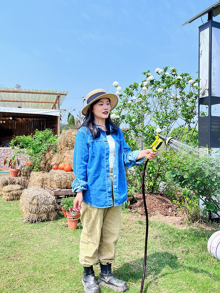 2刘雪琴在聚兴家庭农场浇灌花草.jpg