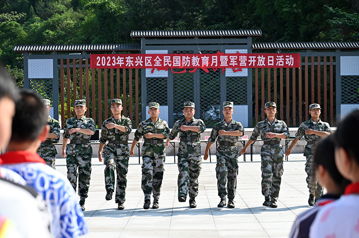图1  2023年9月15日，在内江市东兴区田家镇新兵训练营地，孩子们正在观摩队列演示。.png