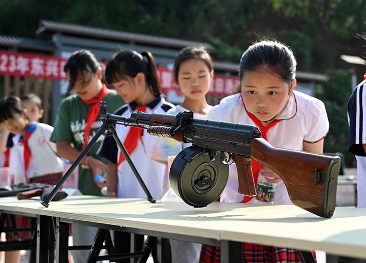 图2  孩子们正在参观民兵武器装备.png