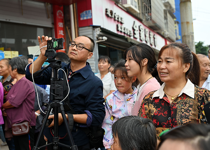 图5  摄影师用镜头记录庆国庆的欢乐场景.png