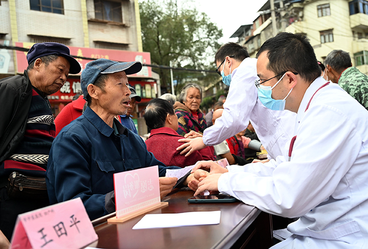 图1  10月19日，内江市东兴区高梁镇平安社区，医护人员为社区居民把脉问诊、查体看病。.png