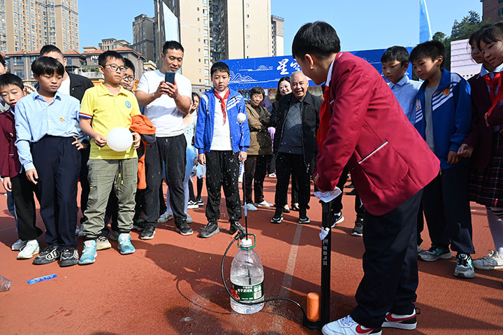 图3  学生们在青少年科技文化节上参观科技小制作、小发明.jpg