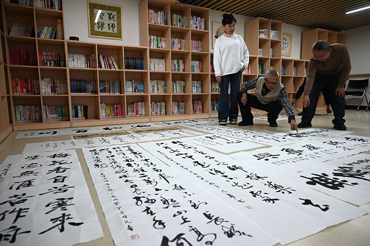 图3  在四川省内江市东兴区西林街道综合为老服务中心“老年学校”，社区的老人们正在练习书法。.jpg