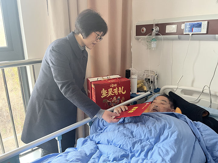 1翠屏党支部书记看望生病的老党员，为其送去党组织的关怀.jpg
