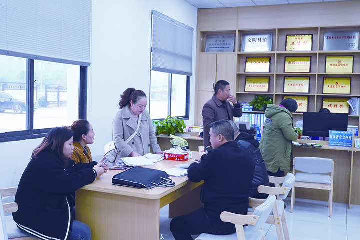 3隆盛镇青坪村的村民们正在便民服务大厅咨询有关事宜.JPG