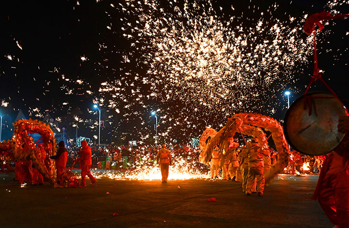 图3 铁花飞溅，祥龙翻飞，元宵佳节热闹非凡。.jpg