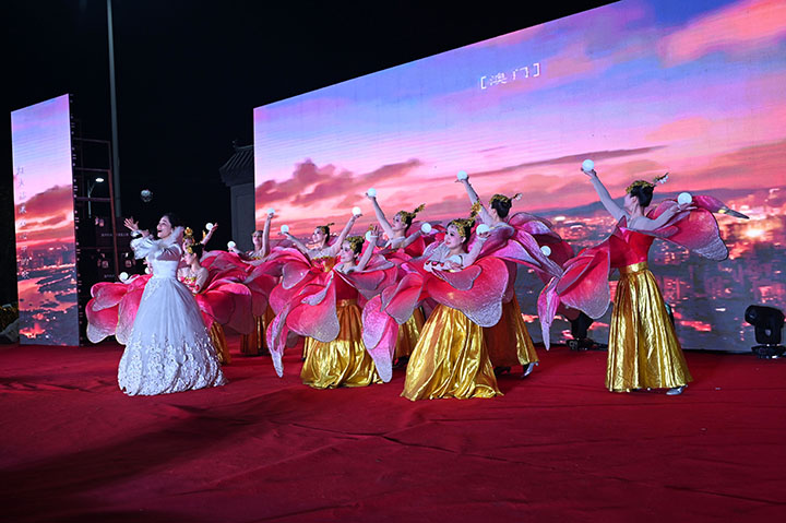 图5  “乡村村晚”精彩纷呈.jpg